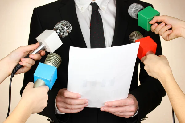 Microphones de réunion de conférence et homme d'affaires — Photo