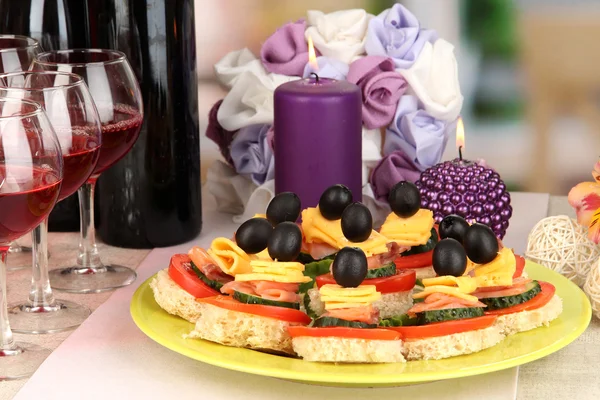 Canapes and wine in restaurant — Stock Photo, Image