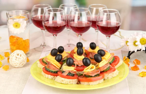 Jednohubky a vína v restauraci — Stock fotografie