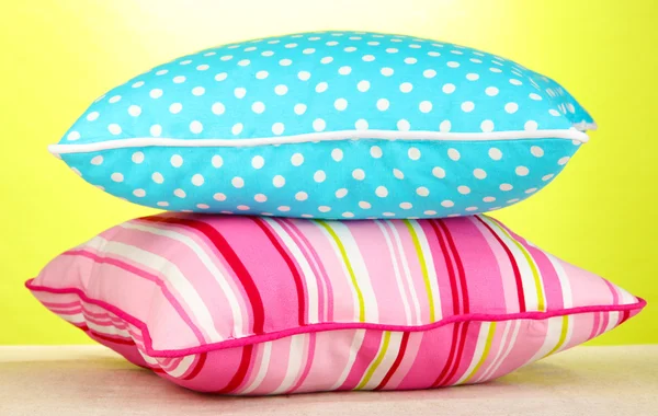 Travesseiros rosa e azul brilhante no fundo amarelo — Fotografia de Stock