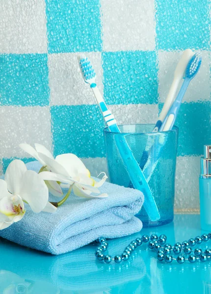 Bad tillbehör på hyllan i badrummet på blå kakel vägg bakgrund — ストック写真