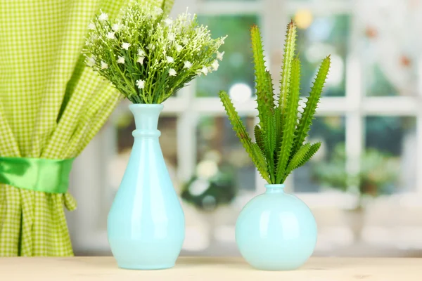 Bunga-bunga dekoratif dalam vas pada jendela — Stok Foto