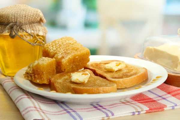 Torrada de pão branco com mel no prato no café — Fotografia de Stock
