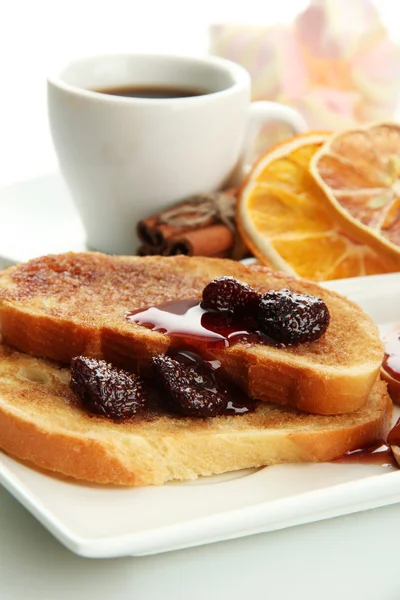 Wit brood toast met jam en kopje koffie, geïsoleerd op wit — Stockfoto