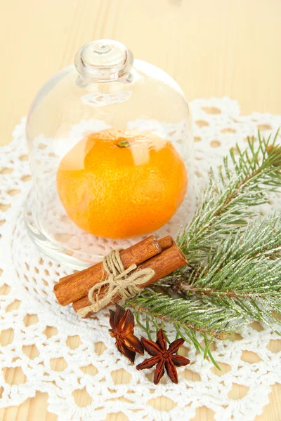 Tangerine sur soucoupe sous couvercle en verre sur fond clair — Photo