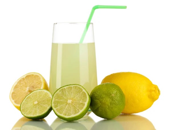 Delicioso zumo de limón en vaso y limas y limones junto a él aislado en blanco —  Fotos de Stock