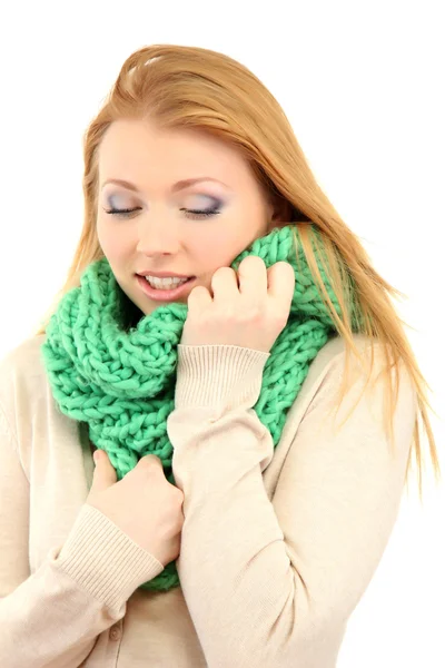 Jovem mulher bonita vestindo roupas de inverno no vento frio, isolado no branco — Fotografia de Stock