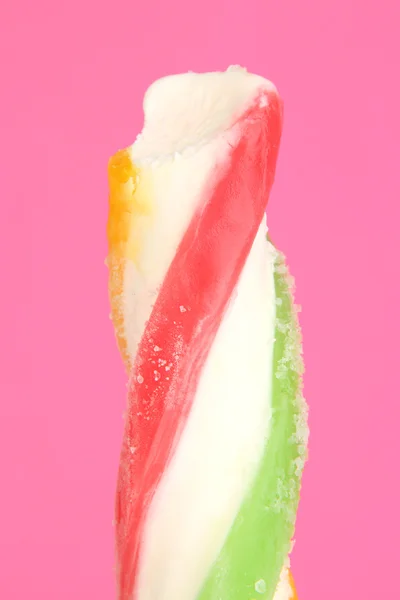 Kolorowe owoce sok lodu na różowym tle — Zdjęcie stockowe