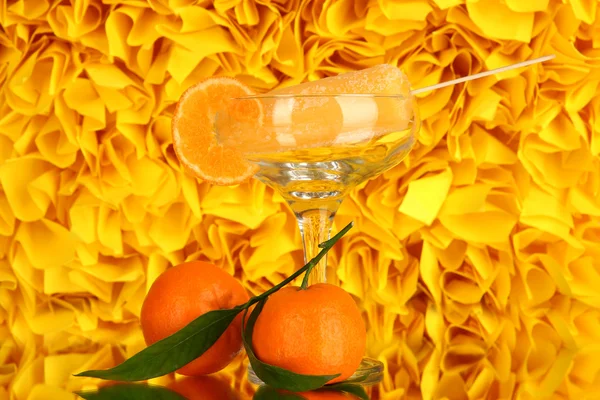 Желтый фруктовый сок в вазе на декоративном желтом фоне — стоковое фото