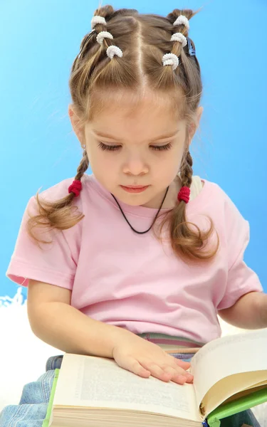 Schattig klein meisje met boek, op blauwe achtergrond — Stockfoto