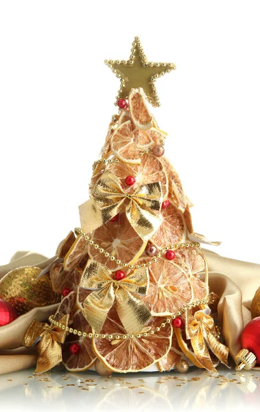 Schöner Weihnachtsbaum aus trockenen Zitronen mit Dekor, isoliert auf weiß — Stockfoto