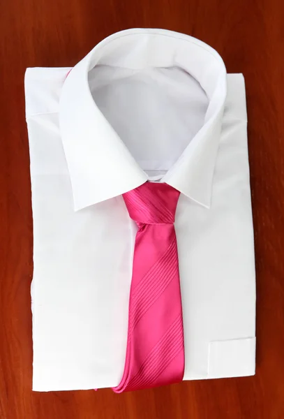 Nieuwe blanke man shirt met kleur stropdas op houten achtergrond — Stockfoto