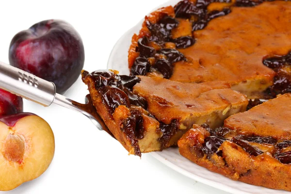 Torta saborosa na placa com ameixas isoladas em branco — Fotografia de Stock