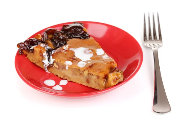 Torta saborosa em placa vermelha isolada em branco — Fotografia de Stock