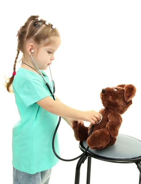 玩具熊，白色上孤立的小女孩医生 免版税图库图片