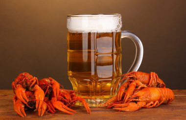 lezzetli haşlanmış crayfishes ve bira kahverengi zemin üzerinde tablo