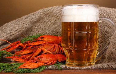 lezzetli haşlanmış crayfishes ve bira kahverengi zemin üzerinde tablo