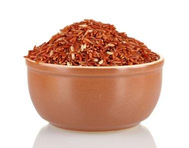 Kırmızı üzerine beyaz izole kahverengi bir tabak pirinç