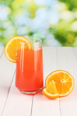 parlak zemin üzerine ahşap masa üzerinde çok renkli kokteyl bardak