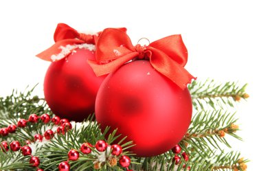 Noel topları ile üzerine beyaz izole kar köknar ağacı