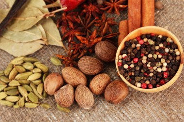 Küçük Hindistan cevizi ve diğer baharatlar çul zemin üzerine