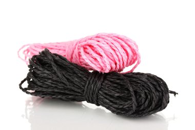 Beyaz arka plan üzerinde izole renkli ipler