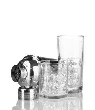 kokteyl shaker ve üzerinde beyaz izole gözlük