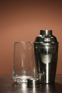 kokteyl shaker ve renkli arka plan üzerinde kokteyl cam