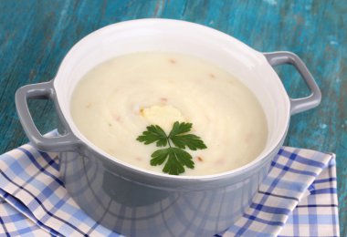 tencerede mavi ahşap masa üzerinde patates püresi