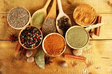 kase ve Baharatlar, ahşap zemin üzerine kaşık