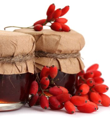 Olgun barberries ve kavanoz reçel izole beyaz