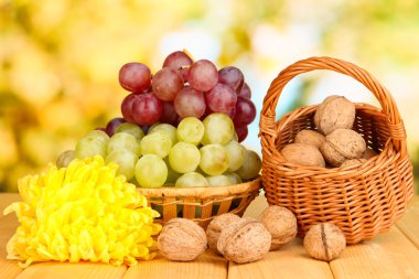 üzüm sepeti ahşap masa üzerinde fındık