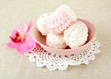 açık renkli renkli plaka üzerinde Marshmallows