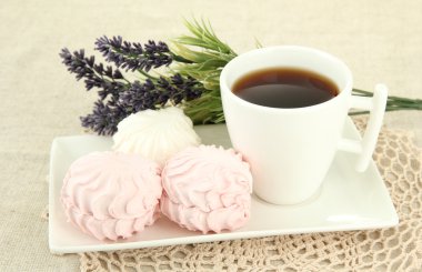 açık renkli plaka üzerinde Marshmallows