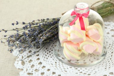 uçan daire üzerinde Marshmallows ışık arka plan şeffaf kapaklı