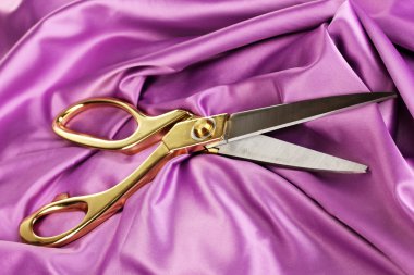 Mor kumaş üzerine metal makas