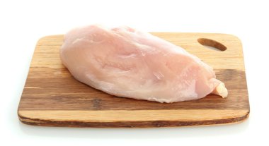 çiğ tavuk eti üzerinde beyaz izole kesme tahtası üzerinde
