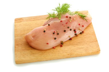 çiğ tavuk eti üzerinde beyaz izole kesme tahtası üzerinde