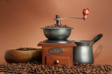 Kahve değirmeni, turk ve kahverengi zemin üzerine kahve çekirdekleri