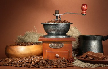 Kahve değirmeni, turk ve kahverengi zemin üzerine kahve çekirdekleri