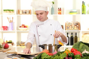 Şef mutfakta yemek yapıyor.