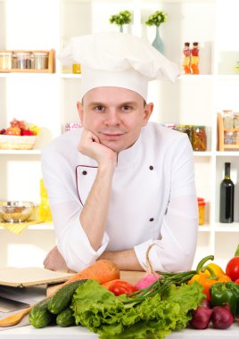 Şef mutfakta yemek yapıyor.