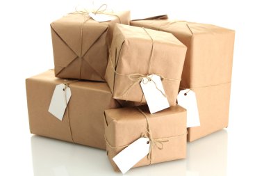 parsel üzerinde beyaz izole, kraft kağıt kutular