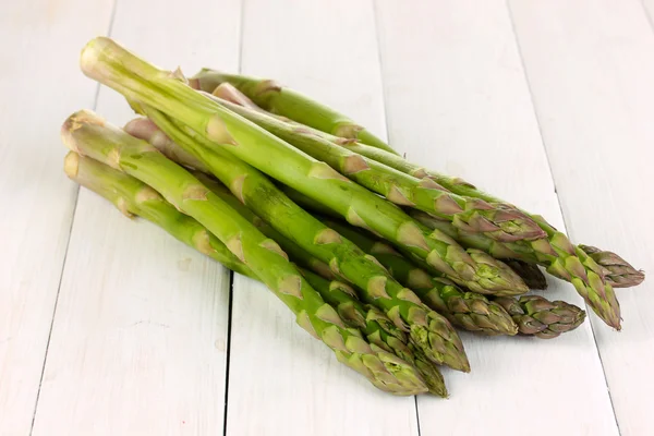 Frischer Spargel auf weißem Holztisch-Hintergrund — Stockfoto