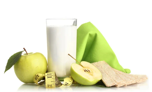Стакан кефира, зеленые яблоки, хрустящий хлеб и измерительная лента изолированы на белом — стоковое фото