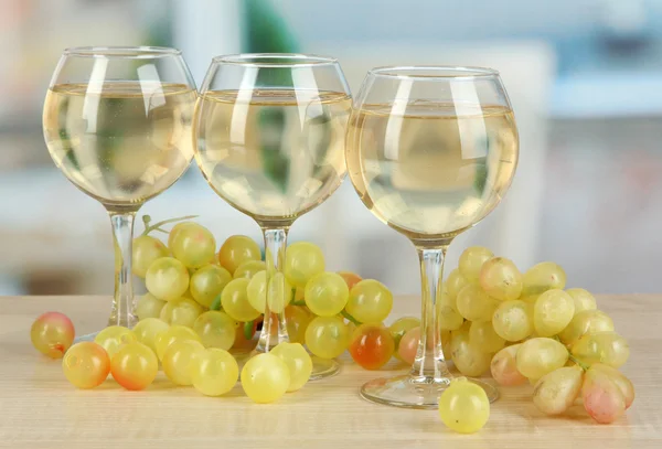 Weißwein im Glas auf Zimmerhintergrund — Stockfoto