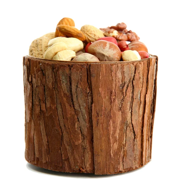 Auswahl schmackhafter Nüsse in Holzvase, isoliert auf weiß — Stockfoto