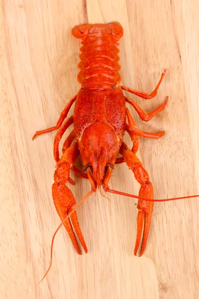 Lekker gekookte rivierkreeft op hakbord close-up — Stockfoto