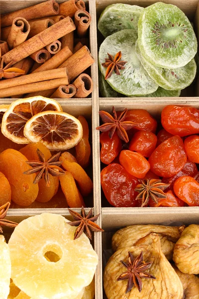 Frutta secca e cannella con stelle di anice in scatola primo piano — Foto Stock