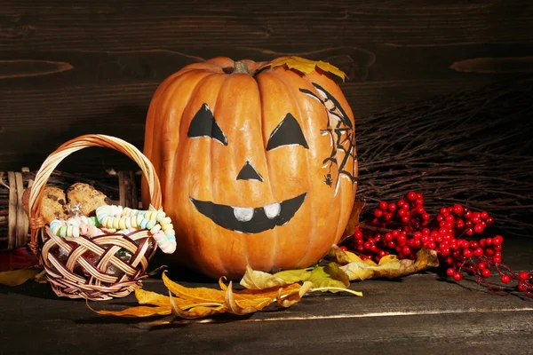 Halloween pompoen op donkere achtergrond — Stockfoto